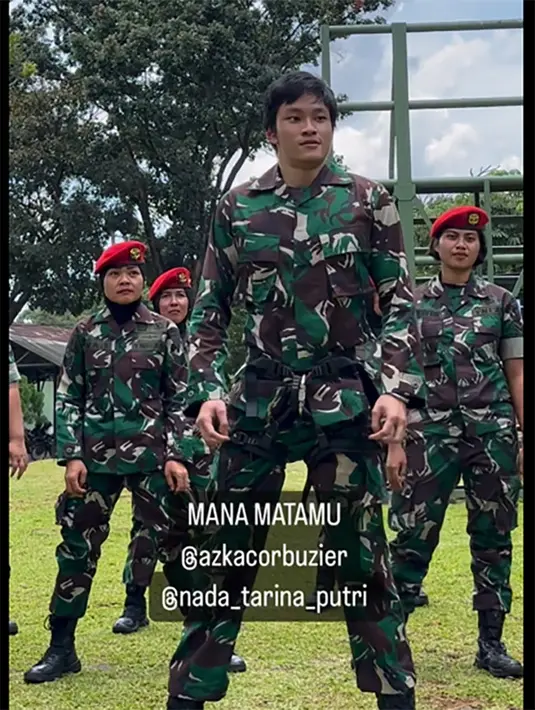 Momen tersebut dibagikan dalam video di akun instagram Letkol Tituler Deddy Corbuzier, @letkoltitulerdc. Tampak, dari tiga video singkat, Azka tampak bersama dengan para anggota TNI. [Instagram/letkoltitulerdc]