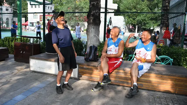 FOTO: Aksi Anggota Tertua Tim Bola Basket Lansia Jinan