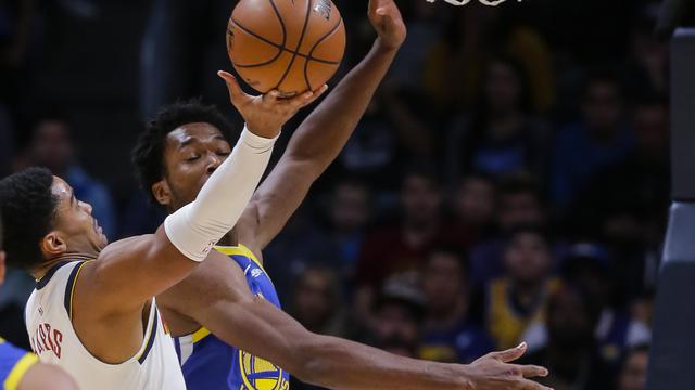 Gary Harris berduel dengan Damian Jones saat Warriors kalah dari Nuggets di lanjutan NBA