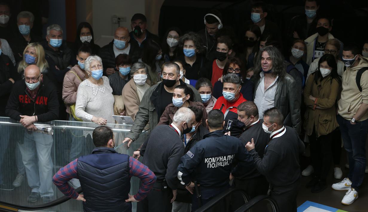 Orang-orang mengantre untuk mendapatkan vaksinasi dan menjadi satu dari 100 orang yang menerima voucher belanja di pusat perbelanjaan Usce di Beograd, Serbia, Kamis (6/5/2021). Pemerintah Serbia menawarkan uang Rp 430 ribu bagi warganya yang divaksinasi sebelum akhir Mei. (AP/Darko Vojinovic)