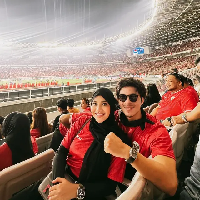 Potret 6 Artis Nonton Indonesia Vs Australia, Kehadiran Azizah Salsha Disorot