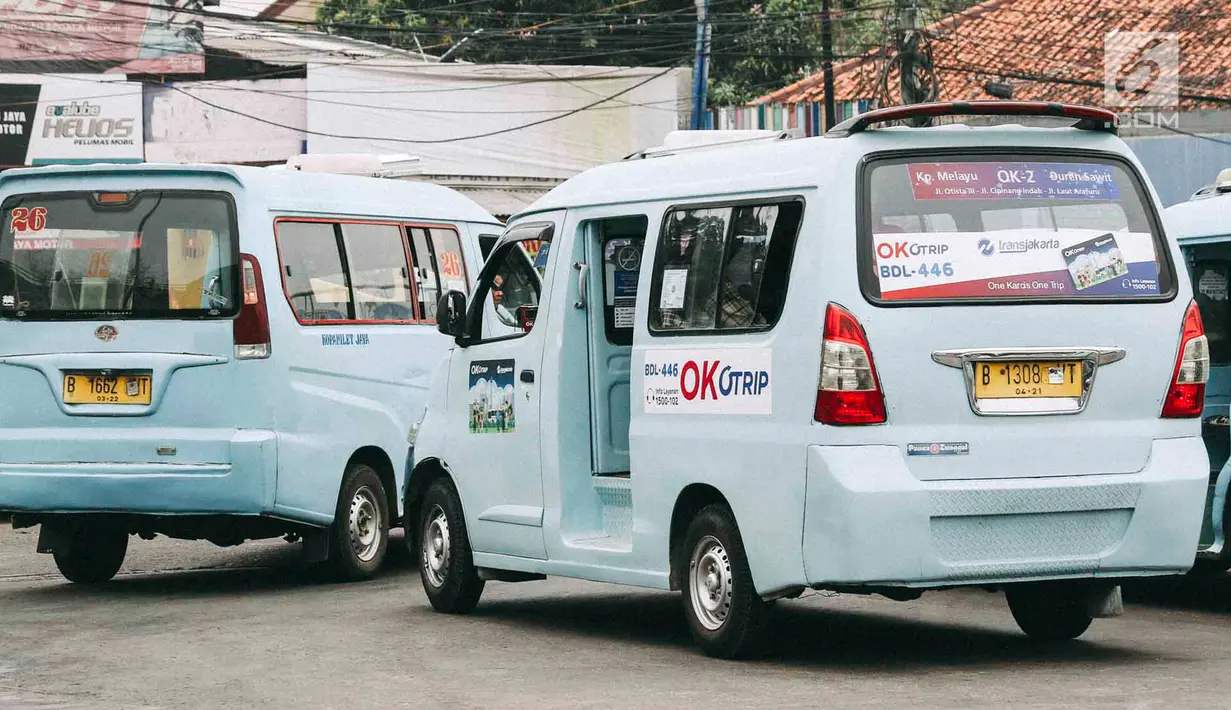 Angkot OK Otrip berada di Terminal Kampung Melayu, Jakarta, Selasa (16/10). Pengamat Transportasi Djoko Setijowarno menilai program OK OTrip yang digagas Anies-Sandi tersebut gagal. (Liputan6.com/Immanuel Antonius)