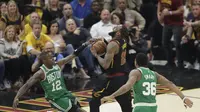 LeBron James tertahan saat akan masuk zona paint Boston Celtics (AP Photo/Tony Dejak)