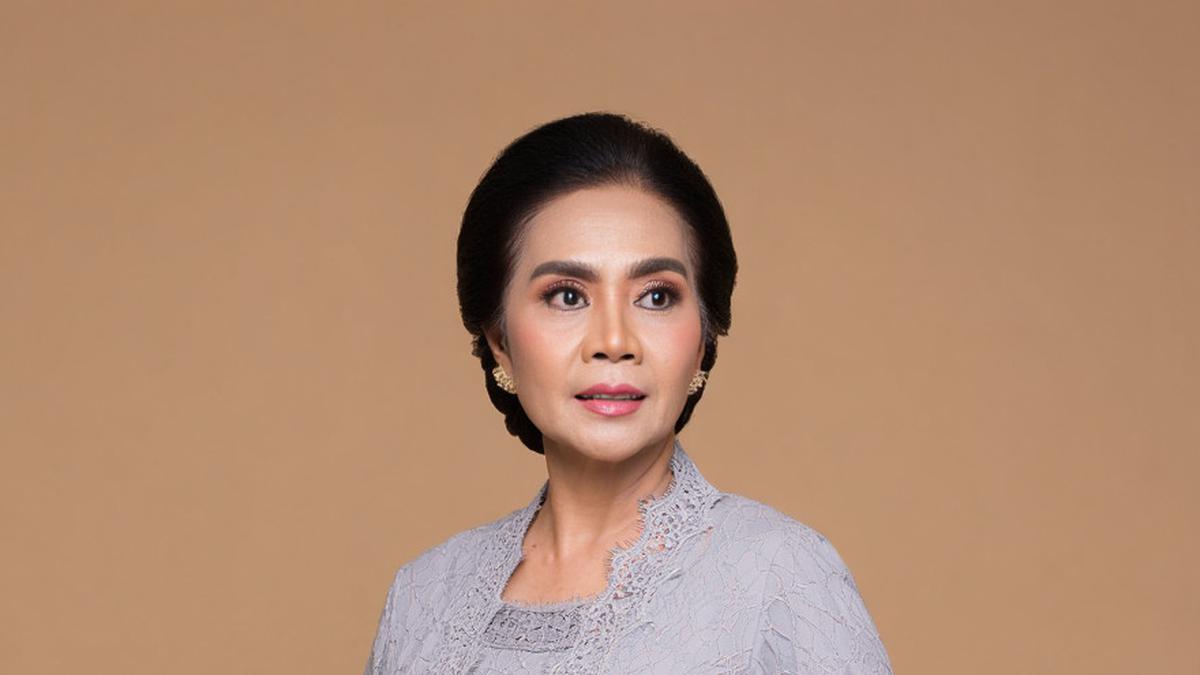 9 Pilihan Kebaya Brokat Modern untuk Ibu-Ibu Usia 50 Tahun, Tetap Fashionable di Momen Spesial