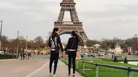Ungkapan cinta ditulis Alyssa sebagai keterangan foto dengan latar Menara Eiffel. Foto yang diunggah pada Senin (23/10/2017) itu mendapatkan puluhan ribu likes dari warganet. (Instagram/alyssadaguise)