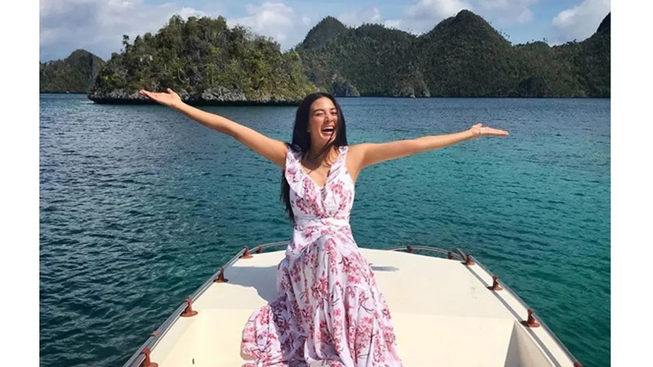 Kapal Sempat Mogok, Ini 6 Momen Seru Liburan Aurelie Moeremans di Raja Ampat