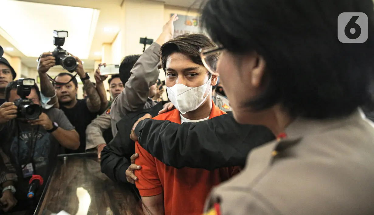 Artis Rizky Billar dihadirkan saat rilis kasus kekerasan dalam rumah tangga (KDRT) terhadap istrinya Lesti Kejora di Mapolres Jakarta, Kamis (13/10/2022). (Liputan6.com/Faizal Fanani)