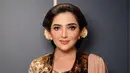 Di acara Tedak Siten Azura. Ia mengenakan kebaya velvet bernuansa coklat yang bercorak abstrak dipadu kain batik coklat sebagai rok, dan selendang coklat muda polos. [@ashanty_ash].