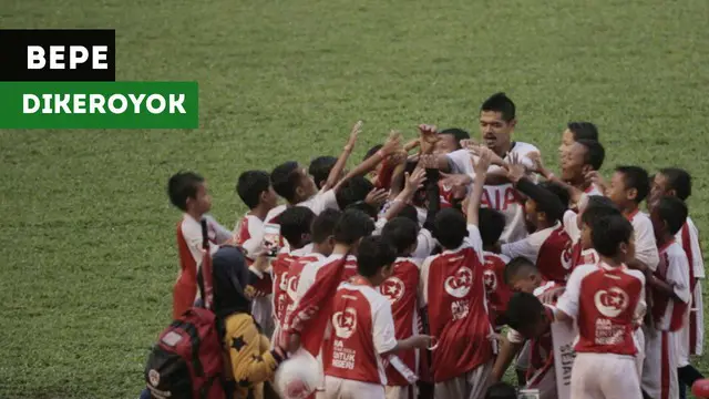 Bambang Pamungkas dan Andritany Ardhiyasa dihampiri puluhan anak kecil demi bersalaman dengan pemain Persija tersebut.