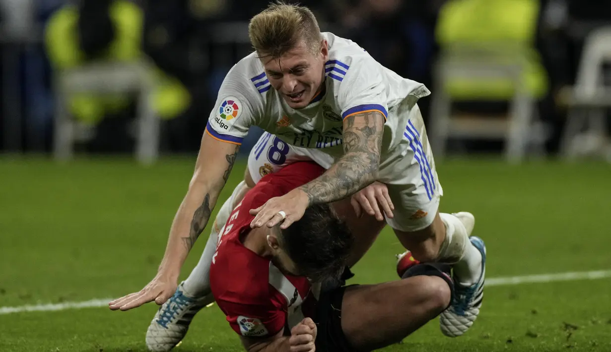 Gelandang Real Madrid, Toni Kroos ditekel saat bertanding melawan Athletic Bilbao pada pertandingan lanjutan La Liga Spanyol di Santiago Bernabeu di Madrid, Spanyol, Kamis (2/12/2021). Kemenangan atas Bilbao membuat Madrid kokoh di puncak klasemen dengan 36 poin. (AP Photo/Bernat Armangue)