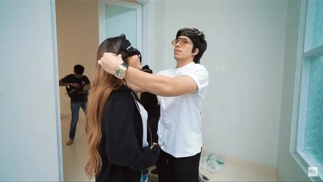 Momen Mesra Atta Halilintar dan Aurel Hermansyah Kencan Naik Angkot