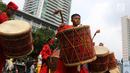 Seniman cilik memainkan alat musik tambur khas Minangkabau saat car free day (CFD) di Jakarta, Minggu (13/1). Pertunjukan tersebut untuk mengenalkan alat musik tradisional Nusantara kepada masyarakat. (Liputan6.com/Angga Yuniar)