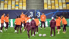 Para pemain Real Madrid mengikuti sesi latihan di Olympiyskiy Stadium, Kiev, Senin (30/11/2020), jelang laga matchday ke-5 Grup B Liga Champions 2020/21 menghadapi tuan rumah Shakhtar Donetsk, Selasa (1/12/2020). (AFP/Sergei Supinsky)