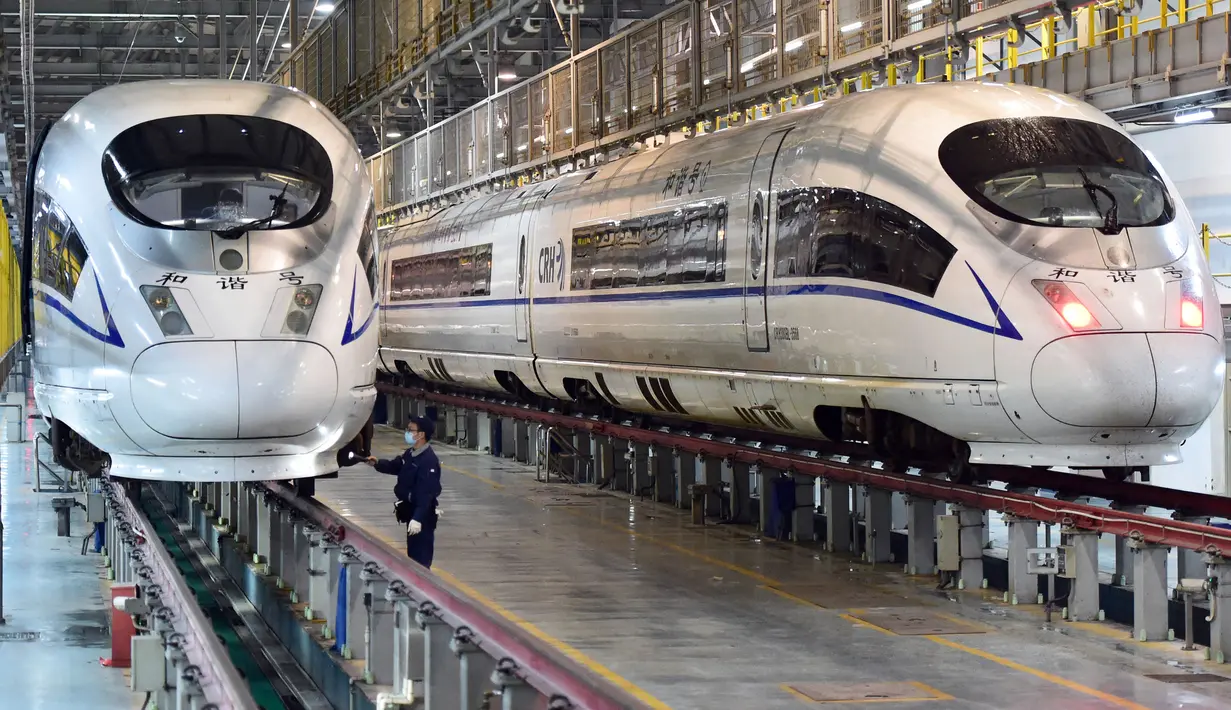 Mekanik bekerja di fasilitas pemeliharaan kereta di Hefei, China, 6 Oktober 2020. Para staf meningkatkan upaya pemeliharaan kereta cepat guna memastikan keselamatan lalu lintas seiring naiknya permintaan perjalanan pada liburan Hari Nasional dan Festival Pertengahan Musim Gugur. (Xinhua/Huang Bohan)