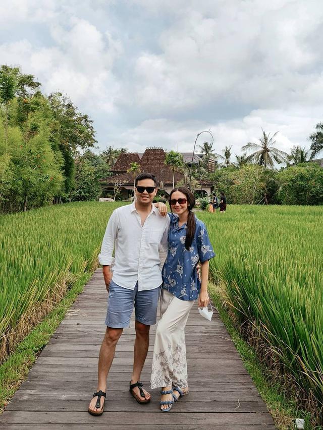 Hamil Anak Pertama, Ini 6 Potret Mesra Karina Nadila dan Suami