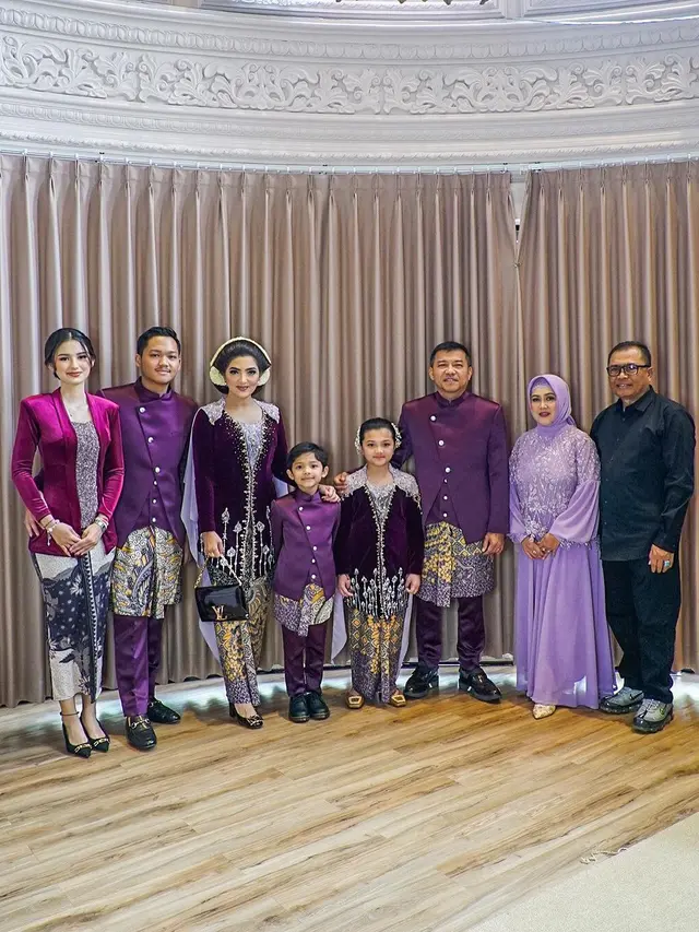 Artis berkebaya di acara Mitoni Aurel Hermansyah