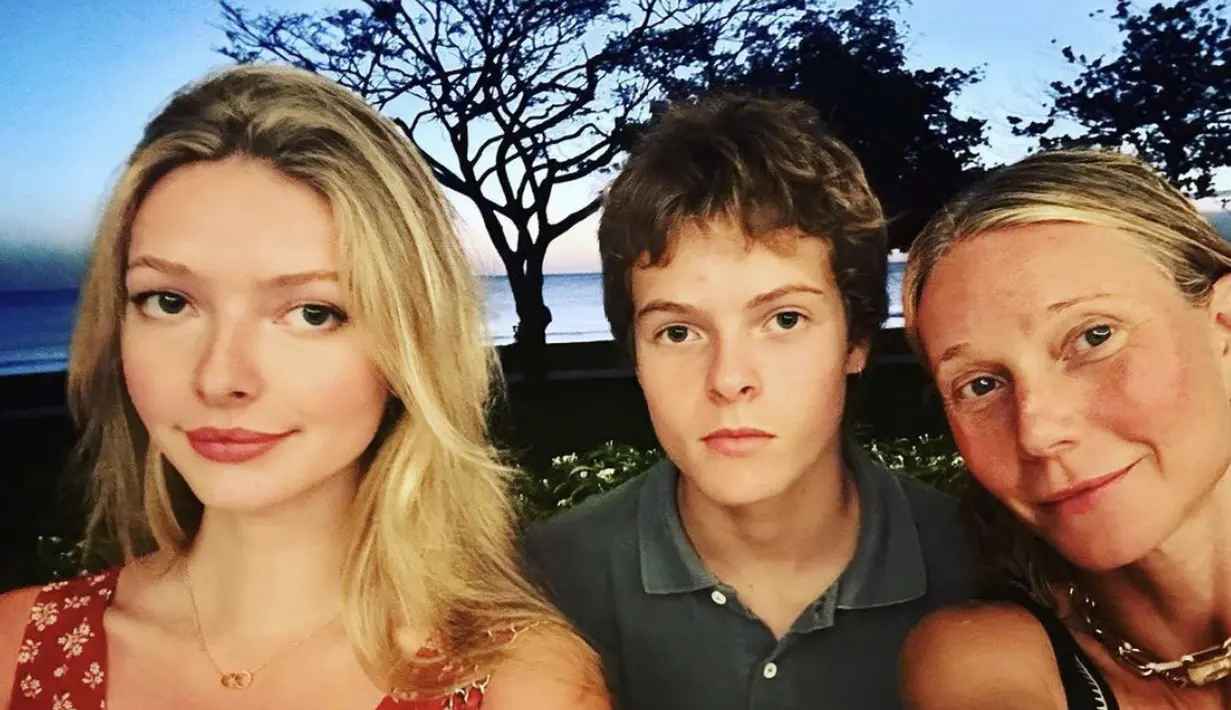 Sesekali, pulasan warna bibir bernuansa cerah menjadi nuansa warna seru yang membuat wajahnya kian segar. [Foto: Instagram/ Gwyneth Paltrow]