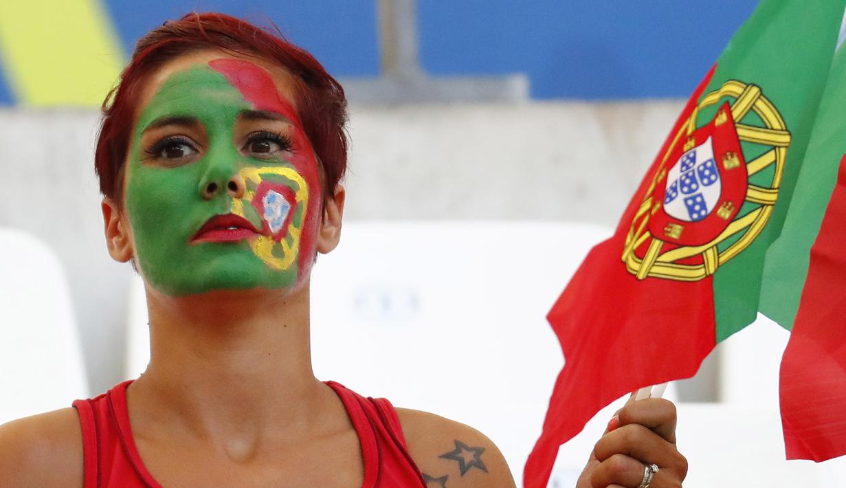 Fans cantik Portugal bersiap mendukung timnya melawan Polandia pada perempat final Piala Eropa 2016 di Stade VÈlodrome, Marseille, Prancis, (30/6/2016) dini hari WIB.  (REUTERS/Kai Pfaffenbach)