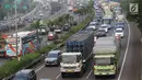 Kendaraan melintas di ruas Jalan Tol Lingkar Luar Jakarta, Jumat (25/5). Guna mengantisipasi kemacetan saat Asian Games, pemerintah akan segera menguji coba pembatasan truk pada Juni 2018 mendatang. (Liputan6.com/Immanuel Antonius)