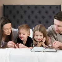 ilustasi orang tua mendidik anak/copyright freepik.com/freepik