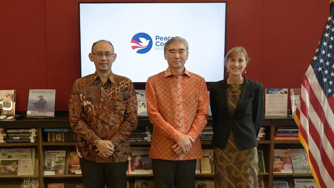 Peace Corps, sebuah lembaga independen pemerintah Amerika Serikat yang mempromosikan perdamaian dan persahabatan dunia, mengumumkan kembalinya para Relawan ke Indonesia pada Januari 2023 (Kedubes AS).