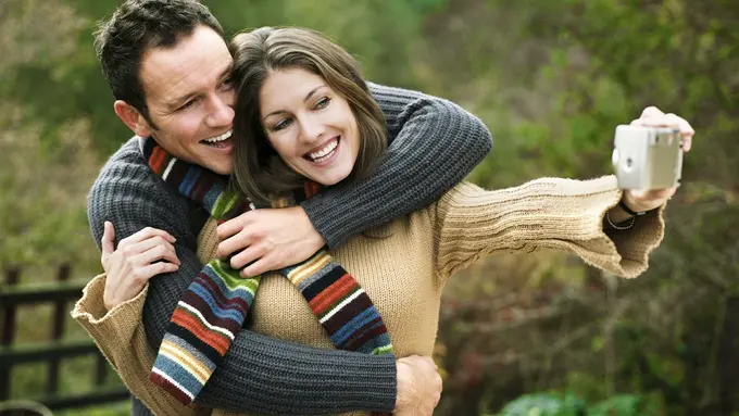 Ingin Hubunganmu Bahagia? Jangan Suka Update Status di Medsos