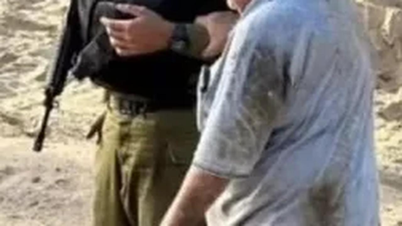 Tentara Israel Pura-Pura Tolong Seorang Kakek Palestina untuk Foto Pencitraan, Lalu Ditembak Mati