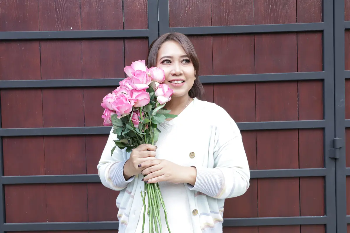 wanita desember pegang bunga mawar