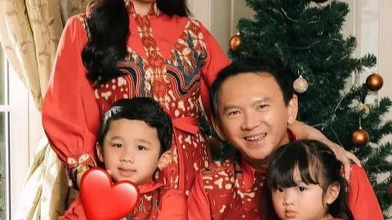 Potret Kompak Ahok dan Puput Nastiti Berbatik Nuansa Merah Rayakan Natal 2023