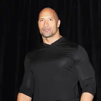 Dwayne Johnson yang melihat anak anjingnya tenggelam otomatis melompat ke kolam renang dan menyelamatkan dua hewan menggemaskan itu. (Bintang/EPA)