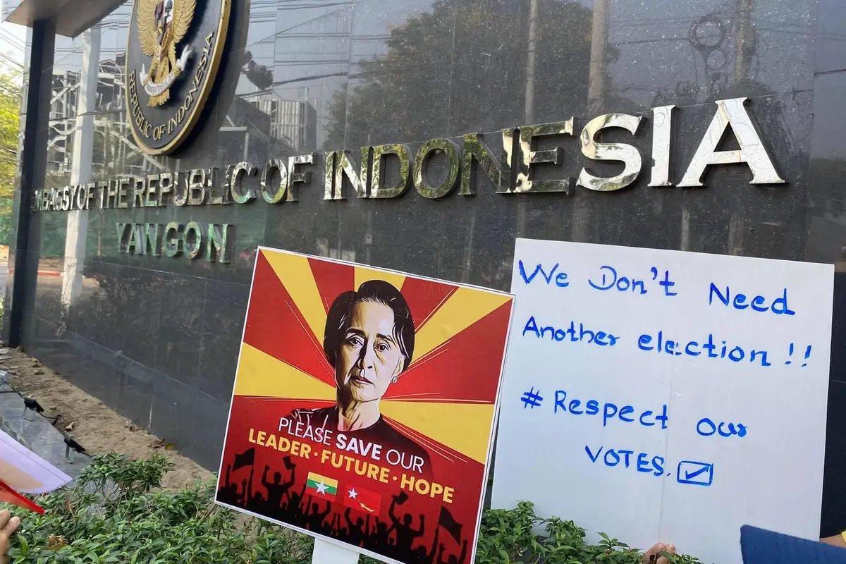 Aksi protes terjadi di depan KBRI Yangon terkait kudeta militer.