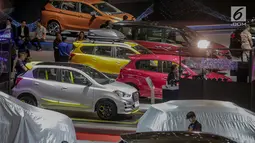 Pengunjung melihat mobil yang dipamerkan saat pembukaan Indonesia International Motor Show (IIMS 2019) di JIExpo Kemayoran, Jakarta, Kamis (25/4). Pameran industri otomotif tersebut berlangsung 25 April - 5 Mei 2019. (Liputan6.com/Faizal Fanani)
