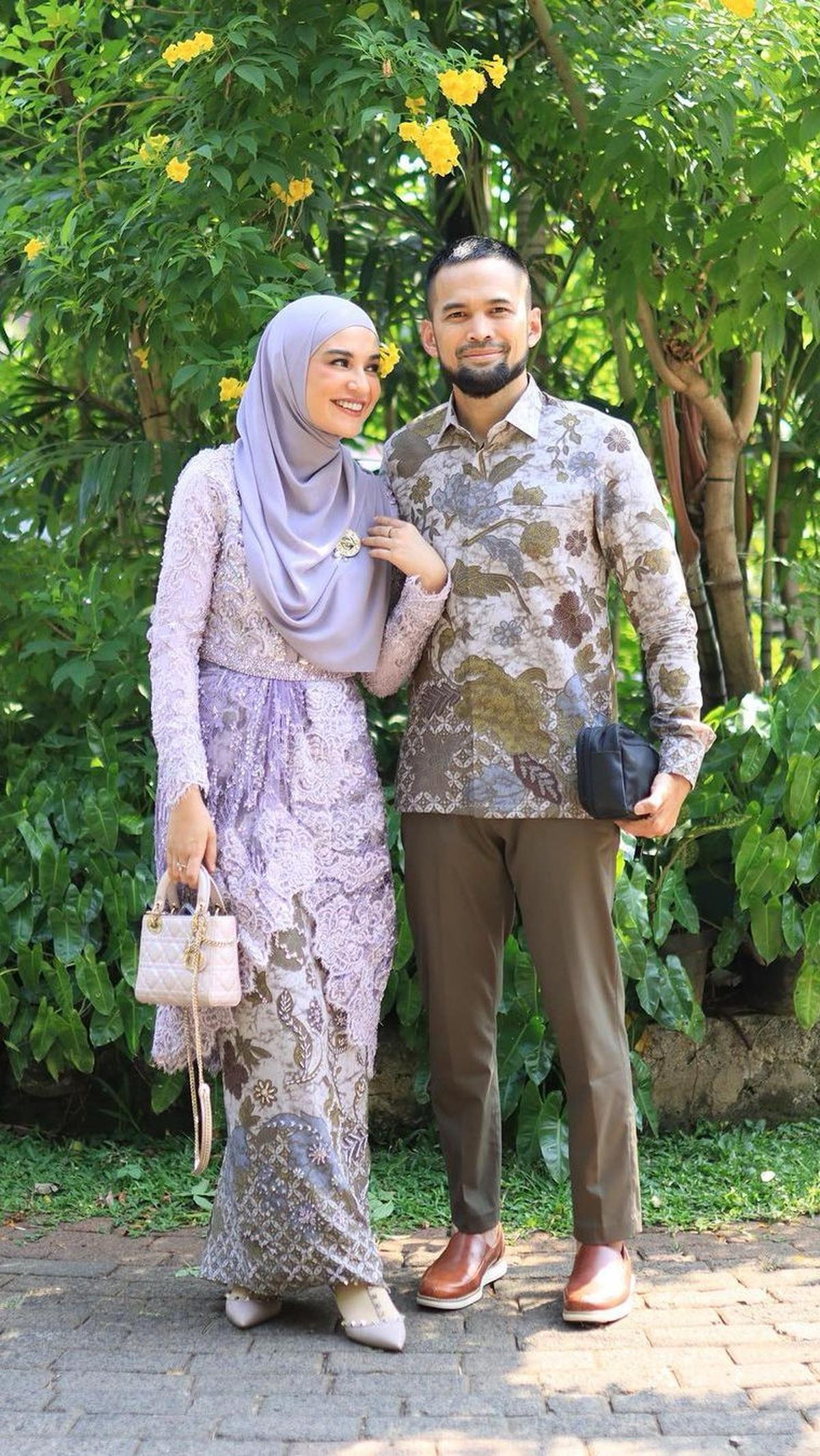<b>Kebaya Berwarna dengan Cutting Asimetris</b>