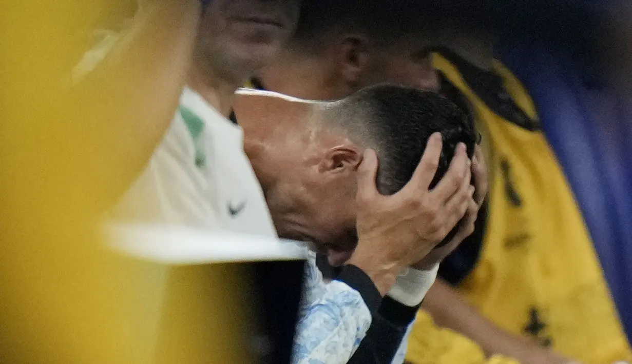 Ekspresi kecewa pemain Portugal, Cristiano Ronaldo saat duduk di bangku cadangan saat laga Grup F Euro 2024 melawan Georgia di Arena AufSchalke, Gelsenkirchen, Jerman, Kamis (27/06/2024) dini hari WIB. (AP Photo/Andreea Alexandru)
