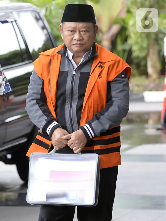 Bupati Sidoarjo nonaktif, Saiful Ilah berjalan akan menjalani pemeriksaan lanjutan oleh penyidik di Gedung KPK, Jakarta, Selasa (25/02/2020). Saiful Ilah diperiksa untuk pengembangan kasus dugaan menerima suap proyek infrastruktur di Dinas PUPR Kabupaten Sidoarjo. (merdeka.com/Dwi Narwoko)