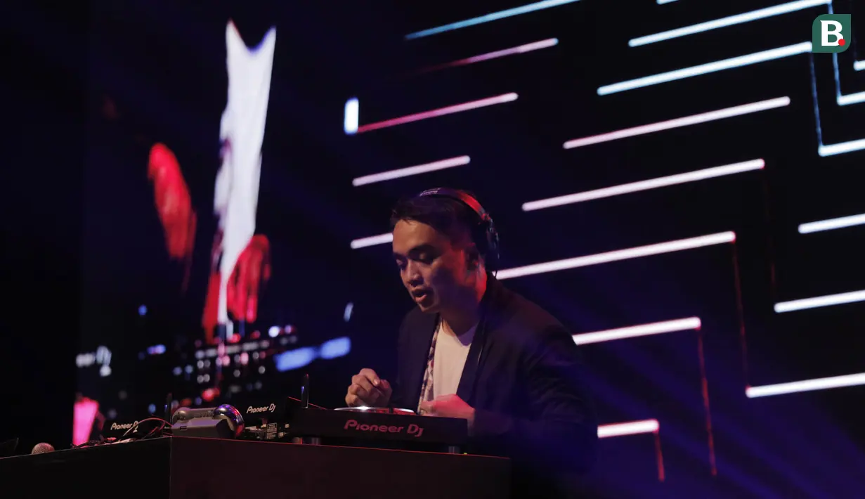 Dipha Barus meriahkan XYZ Day 2018 di The Hall Senayan City, Jakarta Pusat pada Rabu (25/4/2018). Acara XYZ Day juga merupakan ajang perkenalan KapanLagi Youniverse. (Bola.com/M Iqbal Ichsan)
