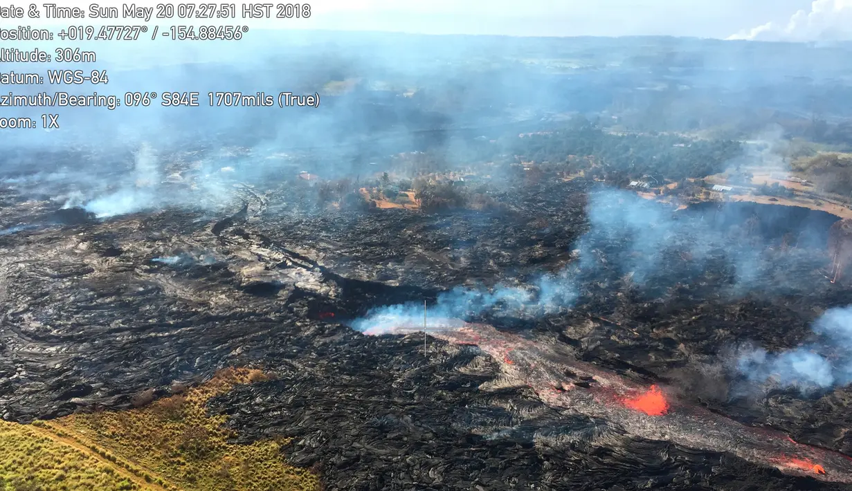 Pemandangan aliran lava Gunung Kilauea yang meletus mengalir dari celah dekat Pahoa, Hawaii, 20 Mei 2018.  Gunung Kilauea mulai meletus pada 3 Mei dan memaksa 2.000 orang mengungsi dari rumah mereka di sekitar pegunungan. (U.S. Geological Survey via AP)