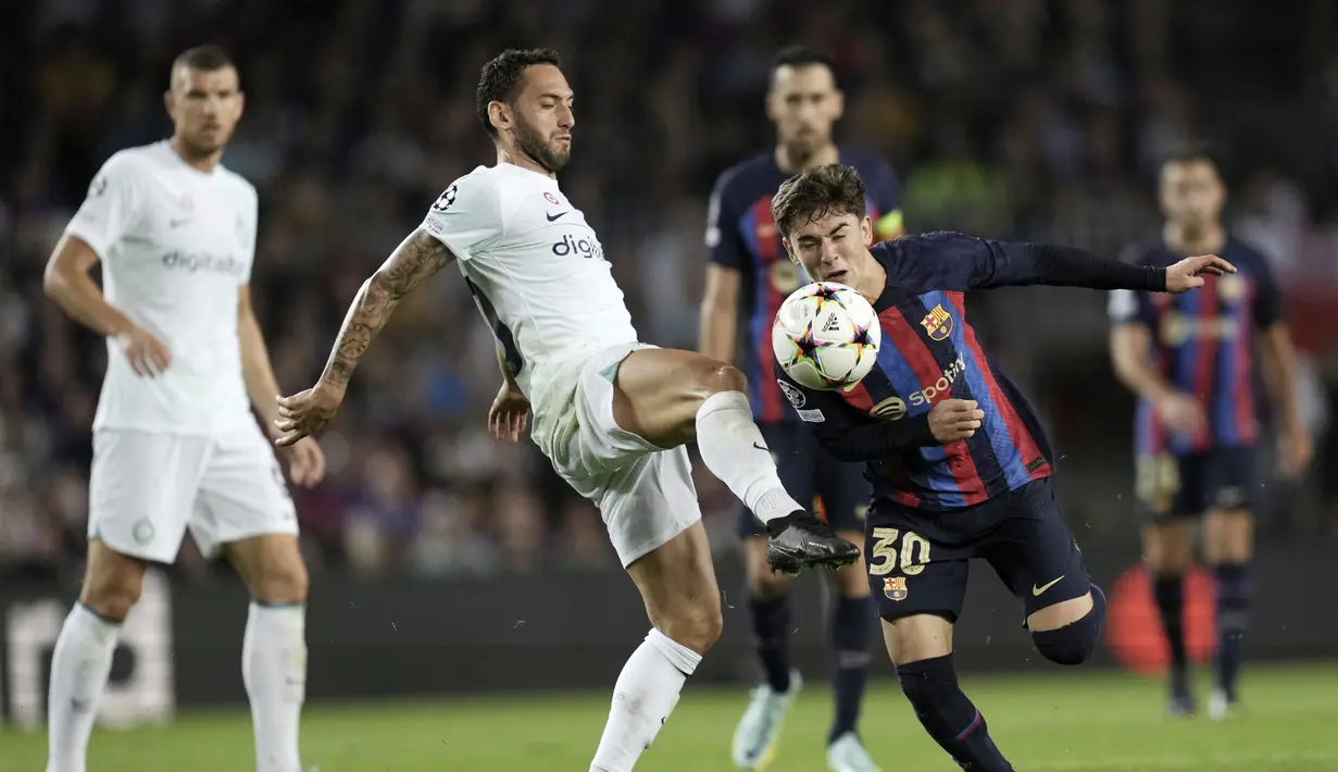 Barcelona tampil dominan dengan penguasaan bola mencapai 62 persen berbanding 38 persen milik Inter. (AP/Emilio Morenatti)