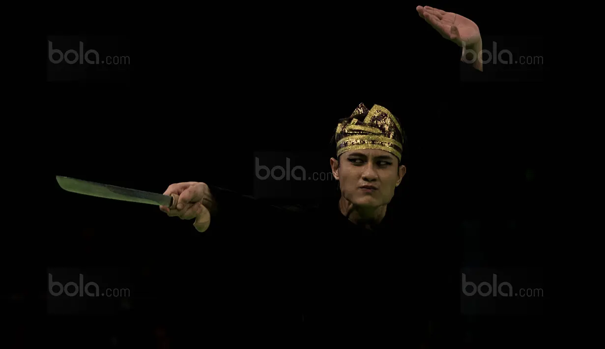 Atlet pencak silat Indonesia, Sugianto, tampil pada kelas seni artistik tunggal di Stadium Juara, Kuala Lumpur, Senin (28/8/2017). Sugianto berhasil meraih perak dengan nilai 462. (Bola.com/Vitalis Yogi Trisna)