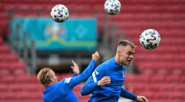 Para pemain timnas Finlandia berlatih menyundul bola selama sesi latihan di Stadion Parken di Kopenhagen Jumat (11/6/2021). Timnas Denmark akan berhadapan dengan Timnas Finlandia pada laga pembuka Grup B Euro 2020, Sabtu (12/6) malam. (Jonathan NACKSTRAND / AFP)