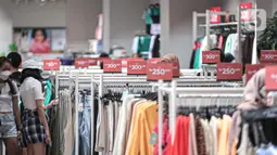 Pengunjung memilih baju di salah satu tenant yang menawarkan potongan harga di pusat perbelanjaan kawasan Jakarta, Rabu (14/12/20222). Menjelang akhir tahun dan perayaan natal pusat-pusat perbelanjaan mulai menawarkan diskon guna menarik pengunjung. (Liputan6.com/Faizal Fanani)