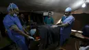 Dokter bersiap melakukan operasi cesar pada seorang wanita Suriah di kamp pengungsi Al Zaatari, Yordania, 7 Maret 2016. Menurut UNHCR, semenjak krisis di Suriah sekitar 50-80 bayi lahir setiap minggunya di kamp pengungsi Zaatari. (REUTERS/Muhammad Hamed)