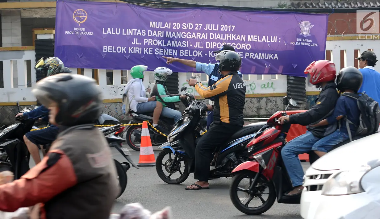 Spanduk sosialisasi uji coba pengalihan arus lalu lintas terpampang di pertigaan Jalan Pramuka Sari II, Tambak dan Proklamasi, Jakarta, Jumat (21/7). Pengalihan arus lalu lintas terkait pembangunan underpass Matraman. (Liputan6.com/Helmi Fithriansyah)