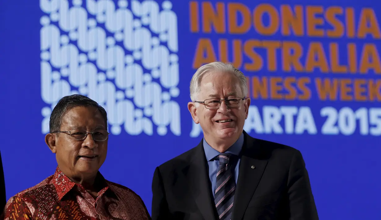 Menteri Perdagangan Australia Andrew Robb (kanan) dan Menteri Koordinator Perekonomian Indonesia Darmin Nasution berpose selama ikuti Indonesia Australia Businees Week di Jakarta, (18/11/2015). (REUTERS/Beawiharta)