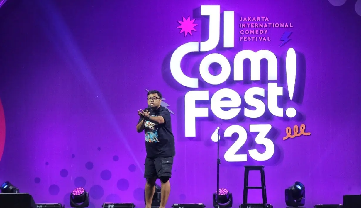 Komika Awwe hadir di panggung Jicomfest hari kedua yang digelar di Tennis Indoor senayan, pada Sabtu (16/12/2023). Dalam materinya, dia menceritakan keresahan hidup yang belum menikah hingga usia 38 tahun. [Fimela.com/Adrian Utama Putra]