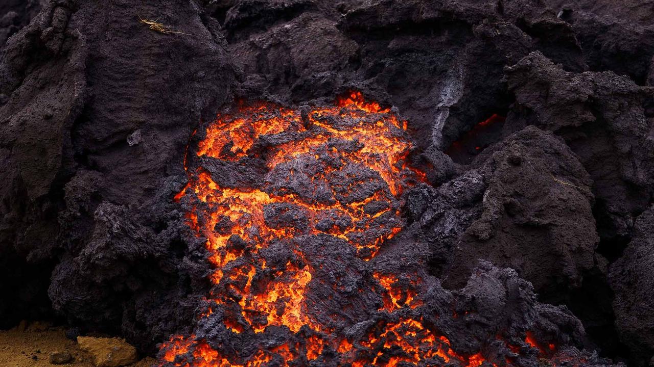 FOTO: Daya Tarik Mematikan, Wisatawan Berbondong Datangi Lokasi Letusan di Islandia