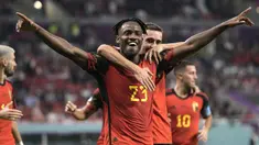 Timnas Belgia sukses memenangi laga perdananya di Grup F Piala Dunia 2022 dengan menekuk Kanada 1-0, Kamis (24/11/2022) dini hari WIB. Dalam laga yang digelar di Ahmad Bin Ali Stadium, Doha, Qatar, pasukan Roberto Martinez beruntung memiliki kiper tangguh dalam sosok Thibaut Courtois yang mampu menggagalkan sebuah eksekusi penalti Kanada. Sementara striker Michy Batshuayi menjadi penentu kemenangan dengan golnya di penghujung babak pertama. (AP/Hassan Ammar)