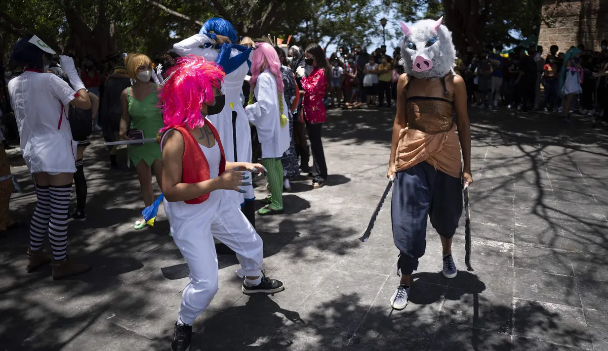 <p>Penggemar anime dan video game Kuba berpakaian seperti pahlawan atau karakter favorit mereka, berparade Cosplay di sela-sela Pameran Buku Internasional Havana, di Havana, Sabtu (23/4/2022). (AP Photo/ Ramon Espinosa)</p>