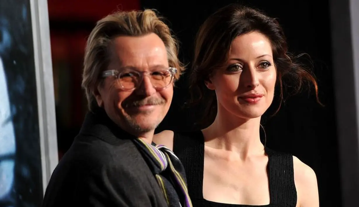 Donya Fiorentino mengatakan bahwa Gary Oldman mencekik dirinya dan memukulnya dengan sebah telpon pada tahun 2001 di depan Gulliver dan saudaranya, Charlie. (Harper's Bazaar)