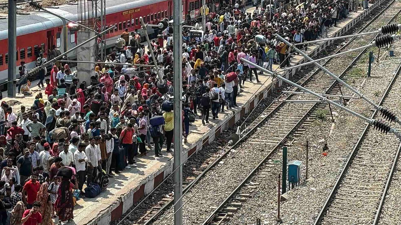 FOTO: Konflik India-Pakistan Memanas, Warga Panik Mengungsi KeTempat Aman